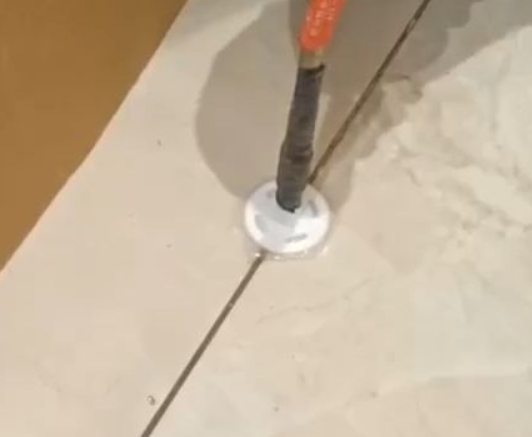 南宁市瓷砖空鼓维修公司专业解答瓷砖在铺贴过程中，如果没有涂抹均匀到位的粘结材料（如水泥砂浆或瓷砖胶），可能会导致以下问题