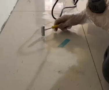 南宁市瓷砖开裂维修公司专业分享瓷砖在铺贴前如果没有沥干水分，将会导致以下问题