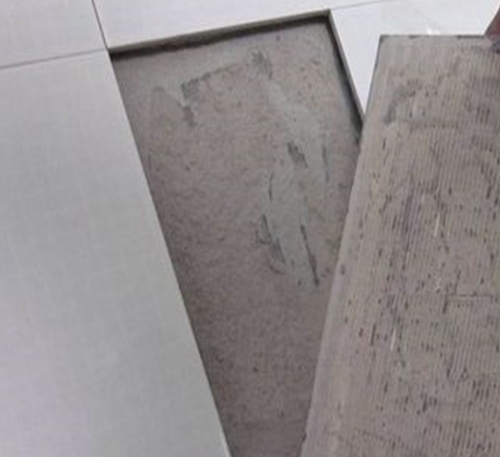 南宁市瓷砖空鼓维修公司分享瓷砖铺贴时如果打浆（即涂抹在瓷砖背面和基层上的砂浆或瓷砖胶）过少，会带来以下问题